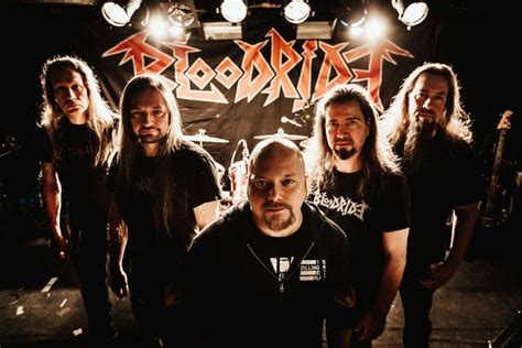 Blood and Thunder - En explosiv blandning av thrash metal och groove-metal som drar igång med ett öronbedövande riff